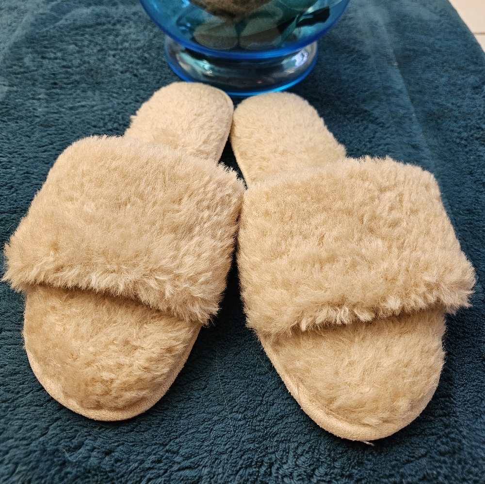 J Crew NWOT Fuzzy Slippers Tan Size 7